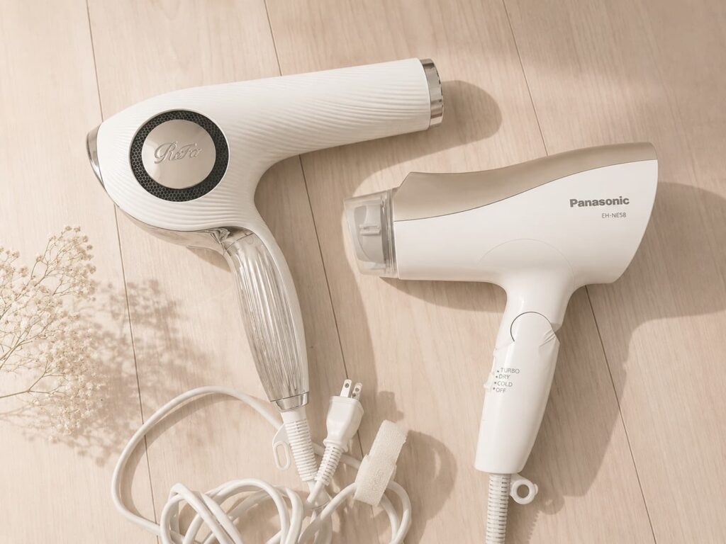 実際に使用している2つのドライヤー。左がRefaの物、右が軽くて簡易的なドライヤー(子供用)。