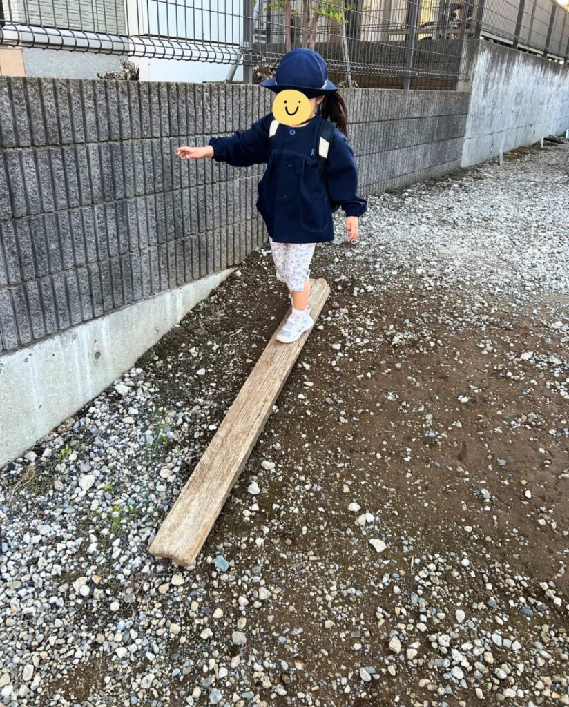 ノンストップな平日の夜、母の急ぐ気持ちとは裏腹に降園時に遊ぶ三女