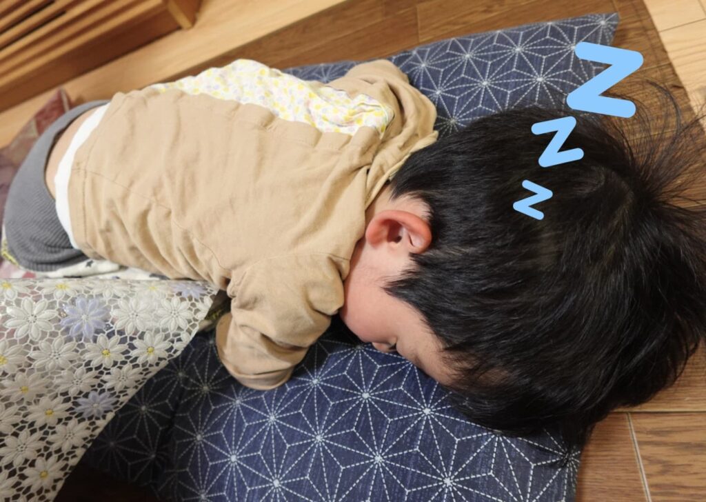 朝起こしてきた長男がしぶとく眠り続ける様子