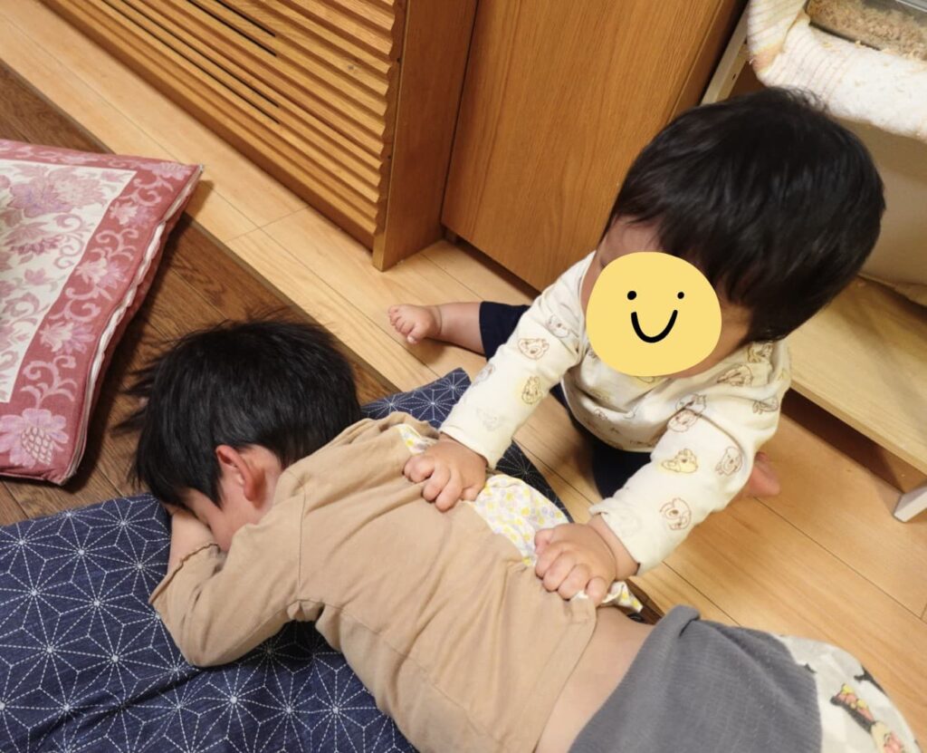 5人育児の朝の光景｜朝食中も寝ている3歳児を起こそうとする生後10ヶ月の赤ちゃん