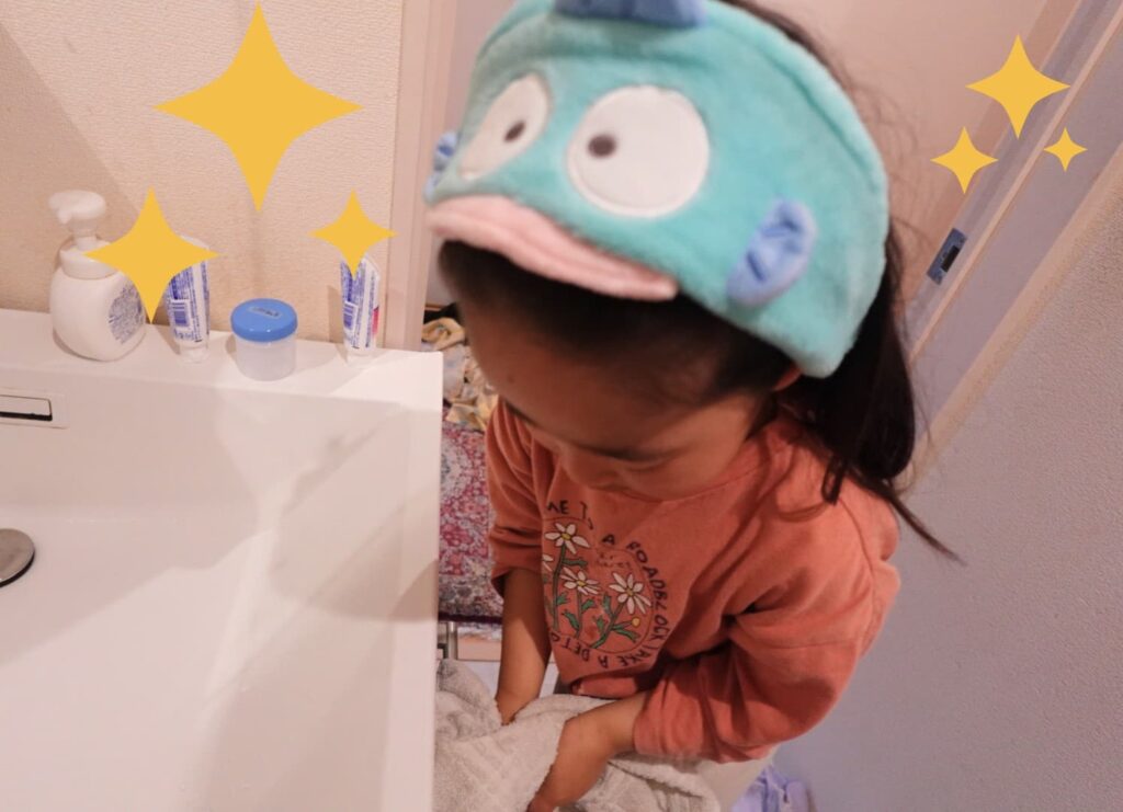 お気に入りのサンリオキャラクター・ハンギョドンのヘアバンドをつけて顔を洗う三女（4歳）